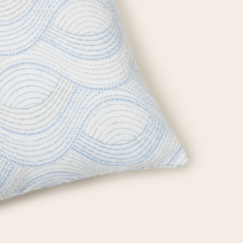 Housse de coussin KAMARIE blanc et ciel