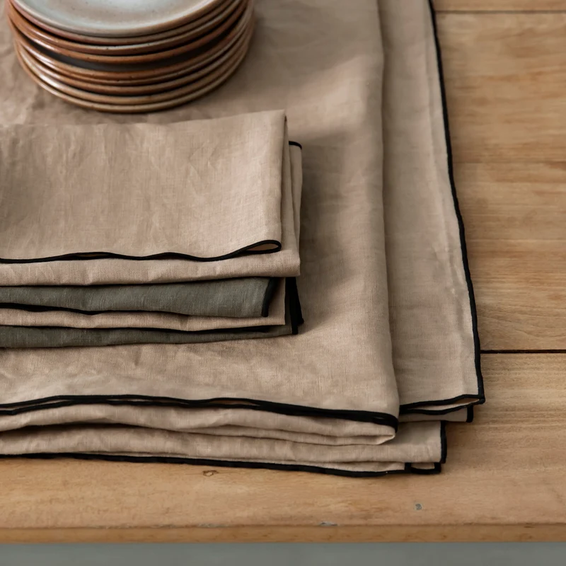Serviette de table CARLINA sable et bourdon noir