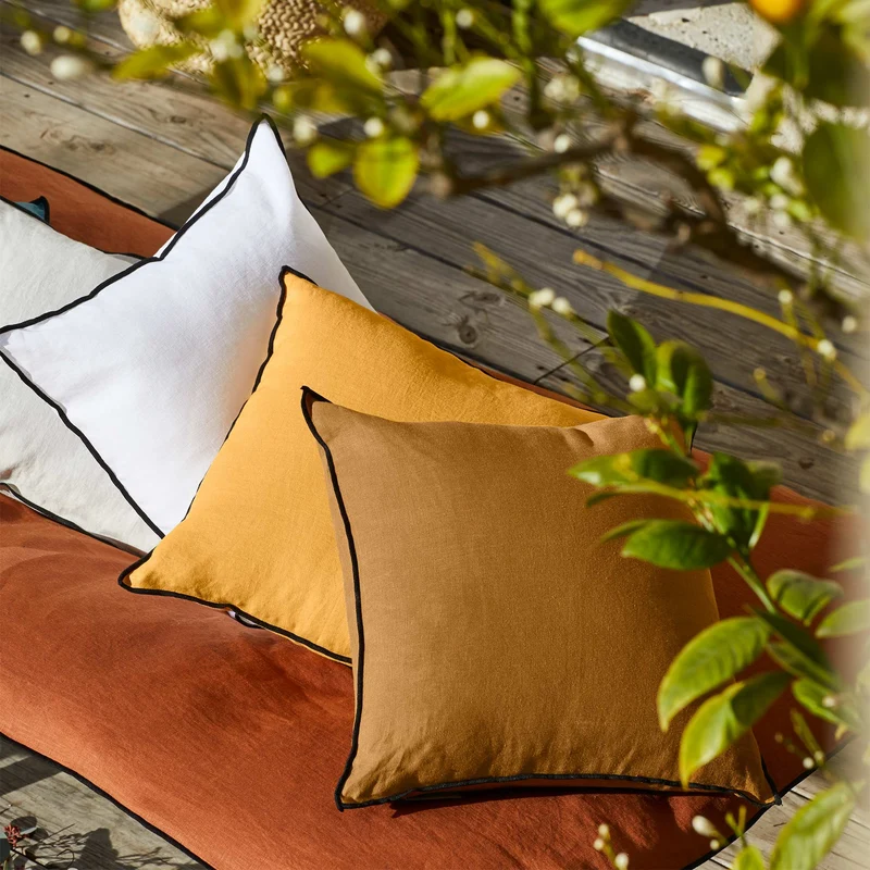 Housse de coussin CARLINA ocre et bourdon noir