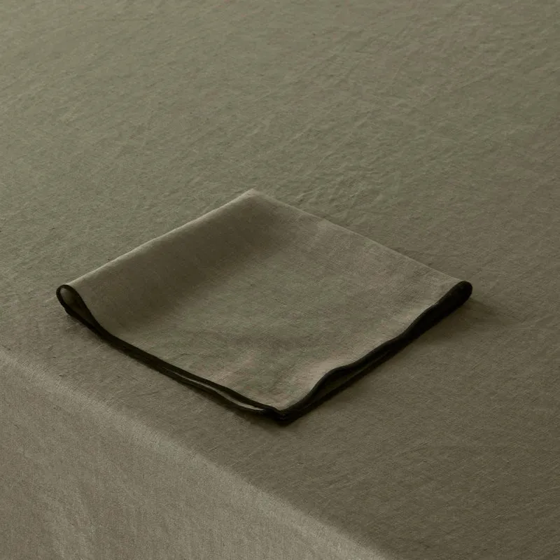 Nappe rectangulaire CARLINA kaki grisé et bourdon noir