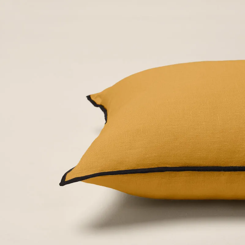Housse de coussin CARLINA ocre et bourdon noir