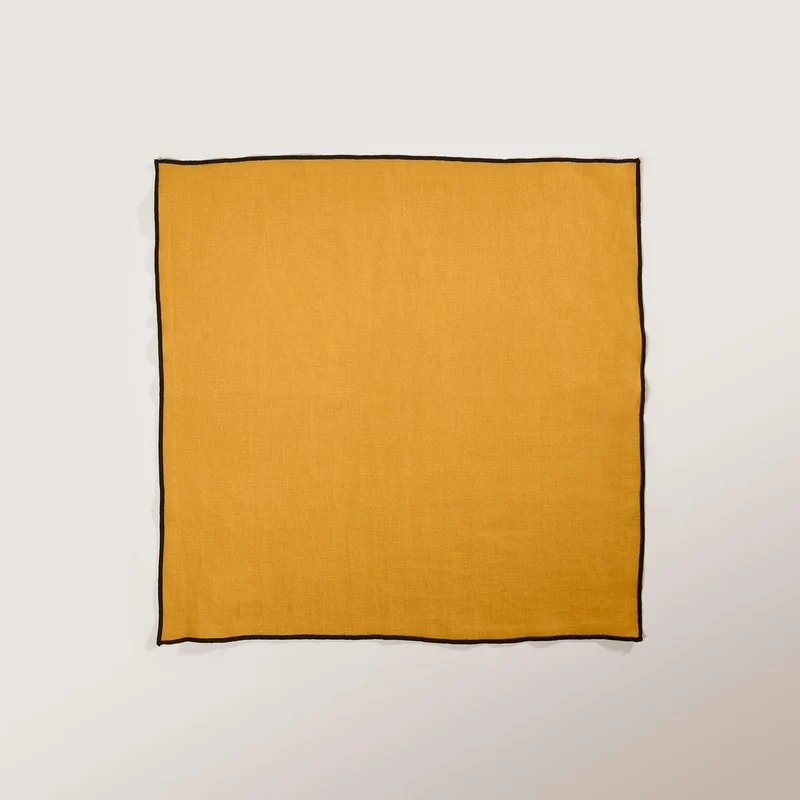 Serviette de table CARLINA ocre et bourdon noir