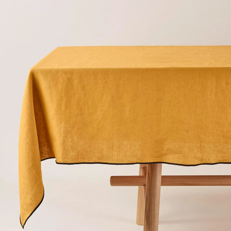Nappe carrée CARLINA ocre et bourdon noir