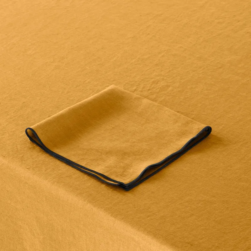 Nappe carrée CARLINA ocre et bourdon noir