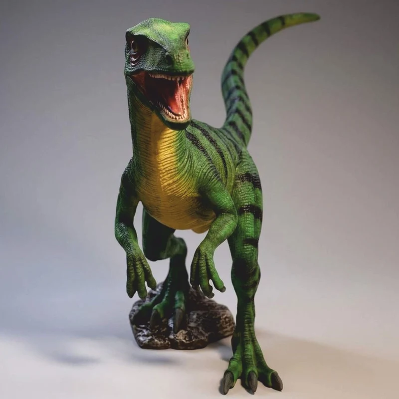 Casa Padrino XXL Deko Skulptur Dinosaurier Velociraptor Grün / Schwarz 295 x H. 150 cm - Lebensgroße Gartenfigur