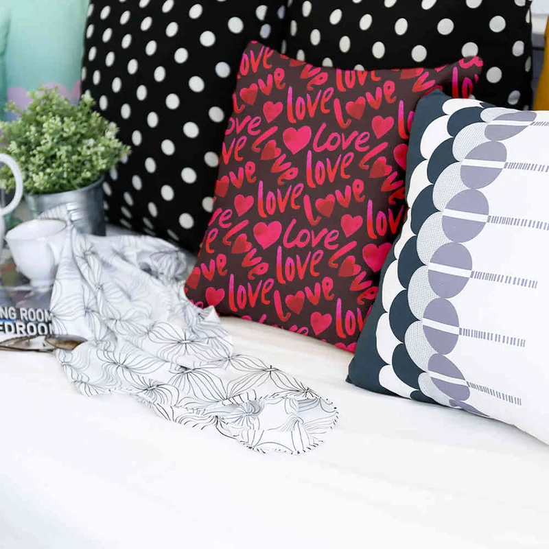 Gesundheitskissen Schwarz mit Schriftzug Love