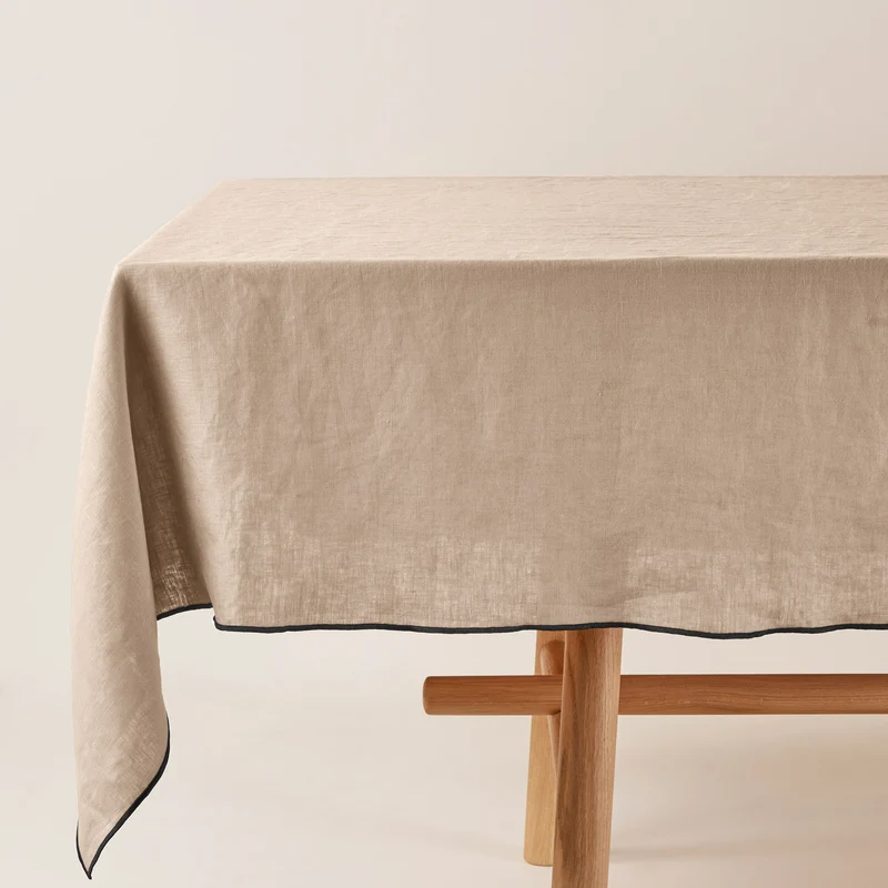 Nappe rectangulaire CARLINA sable et bourdon noir