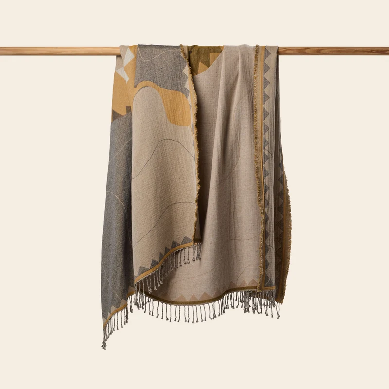 Plaid TEOTI naturel et python doré