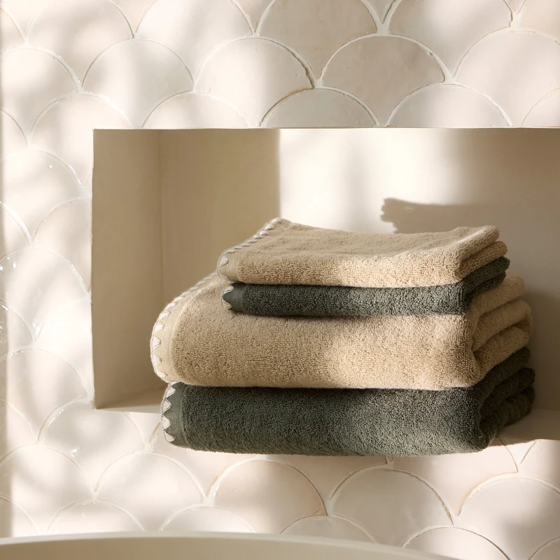 Serviette de toilette NERYDA vert sequoia et beige