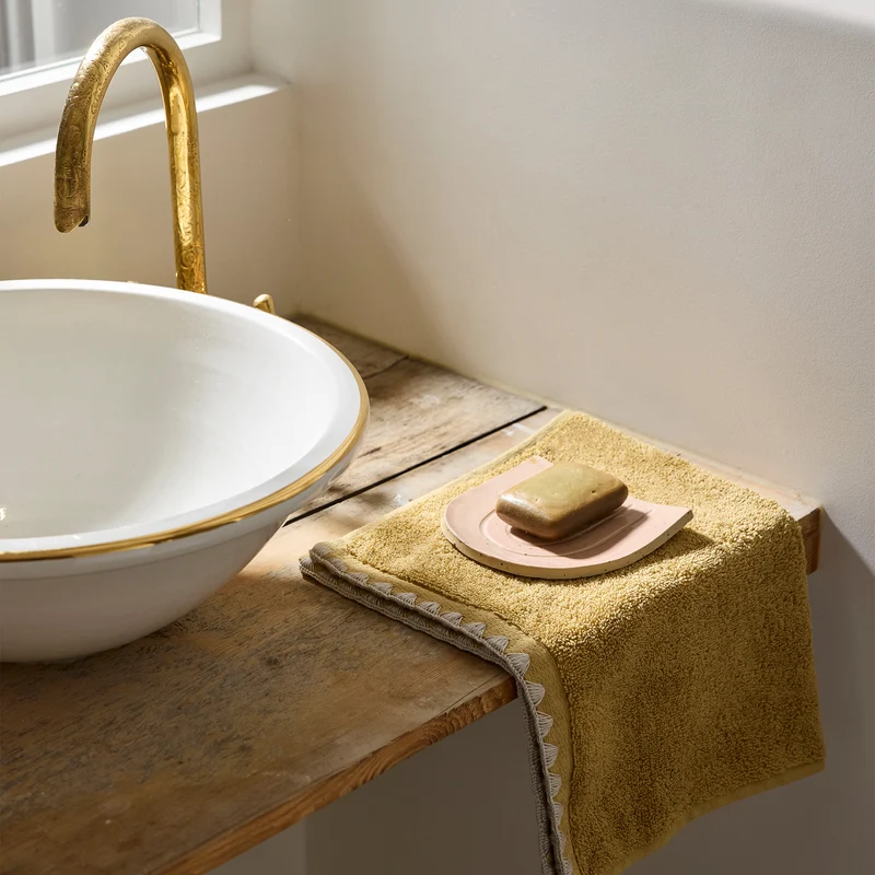 Serviette de toilette NERYDA jaune sable et beige