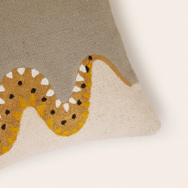 Housse de coussin TEOTI naturel et python doré
