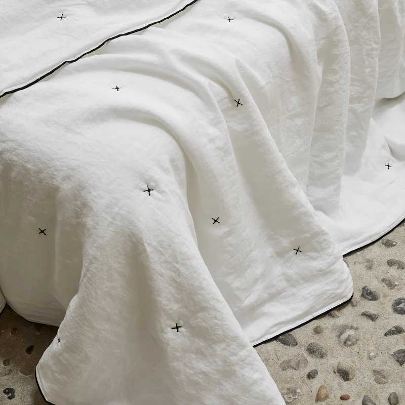 Couvre-lit matelassé CARLINA blanc pur et bourdon noir