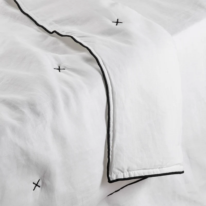 Couvre-lit matelassé CARLINA blanc pur et bourdon noir