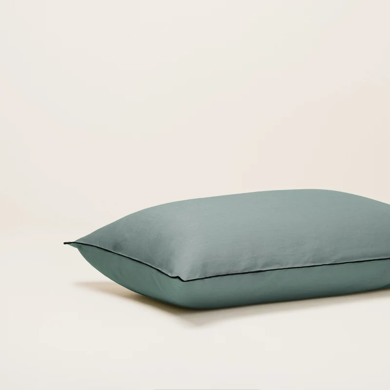 Lot de 2 taies d'oreiller CARLINA vert de gris et bourdon noir