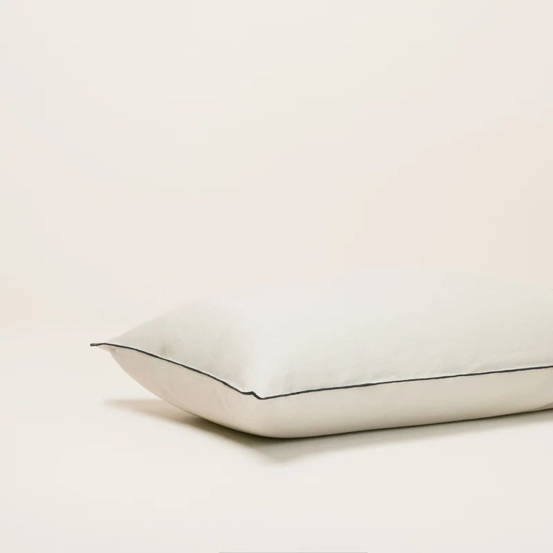 Lot de 2 taies d'oreiller CARLINA calcaire et bourdon noir