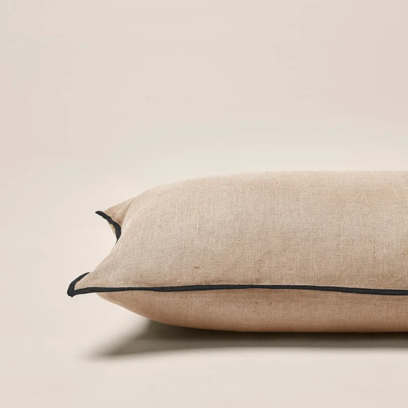 Housse de coussin CARLINA sable et bourdon noir