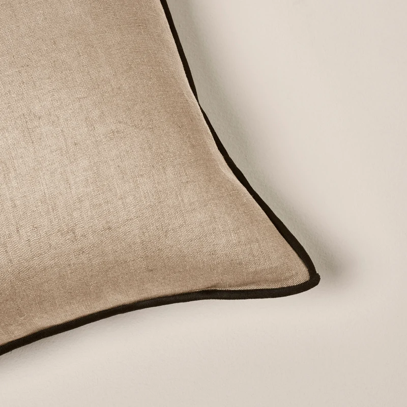 Housse de coussin CARLINA sable et bourdon noir