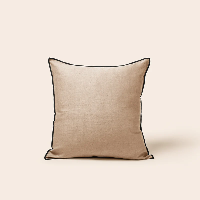 Housse de coussin CARLINA sable et bourdon noir