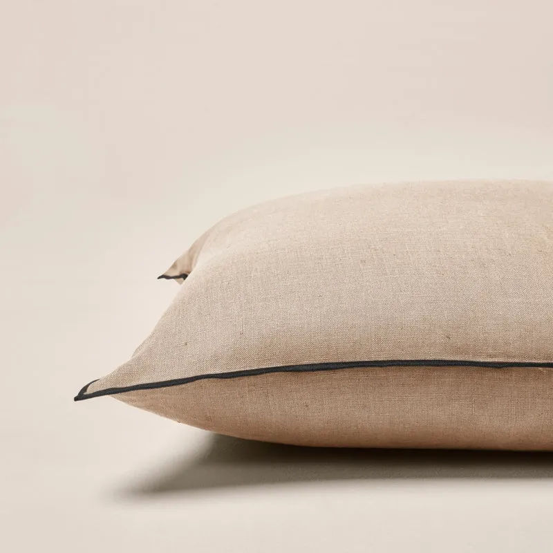 Housse de coussin CARLINA sable et bourdon noir