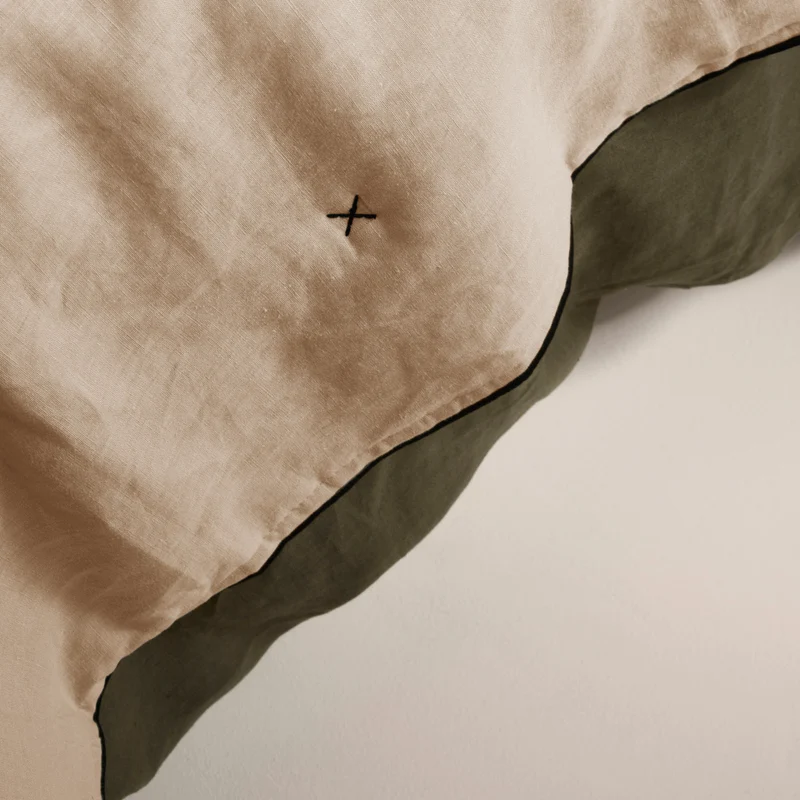 Couvre-lit matelassé CARLINA sable et bourdon noir