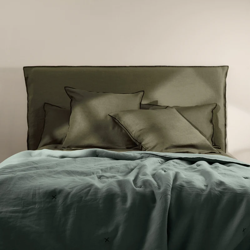 Couvre-lit matelassé CARLINA vert de gris et bourdon noir