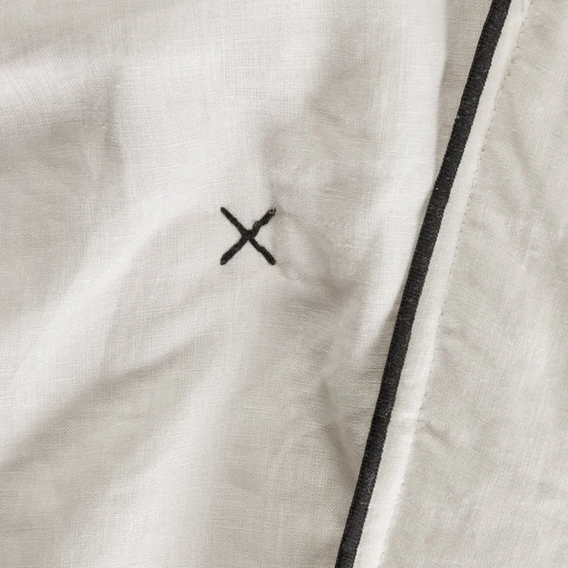 Couvre-lit matelassé CARLINA calcaire et bourdon noir