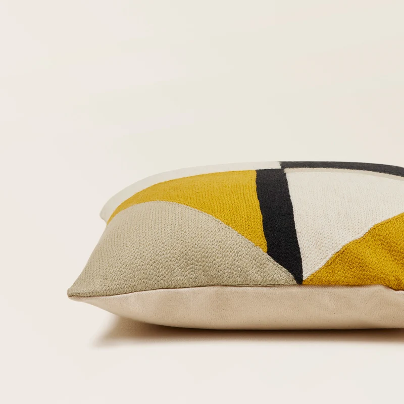 Housse de coussin TRIAGO ocre et noir