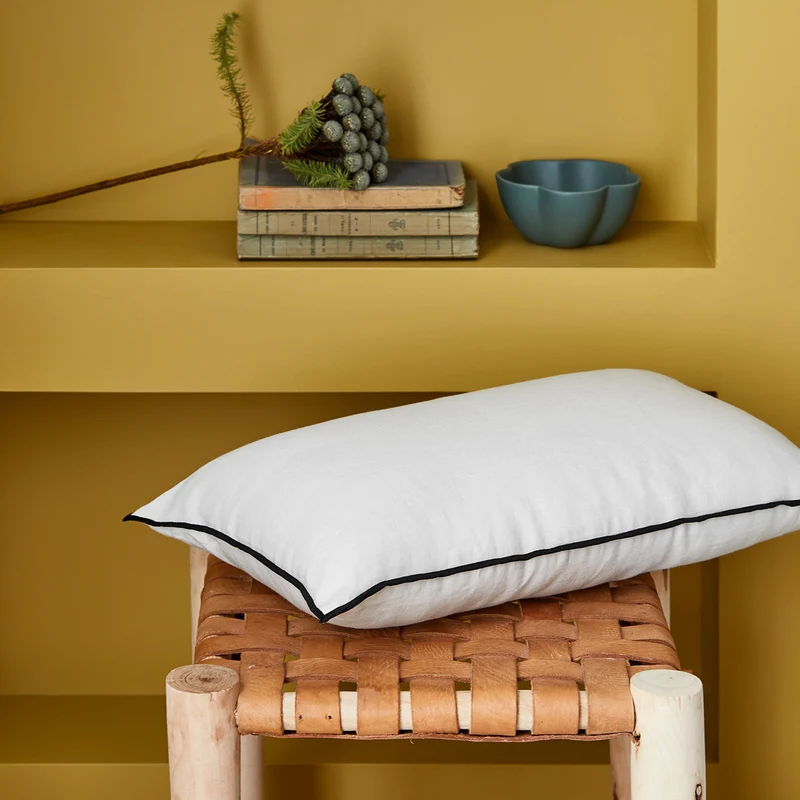 Housse de coussin CARLINA blanc pur et bourdon noir