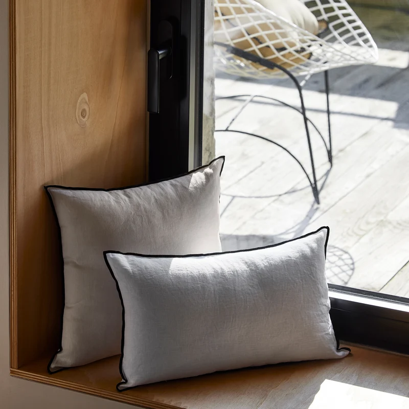 Housse de coussin CARLINA blanc pur et bourdon noir