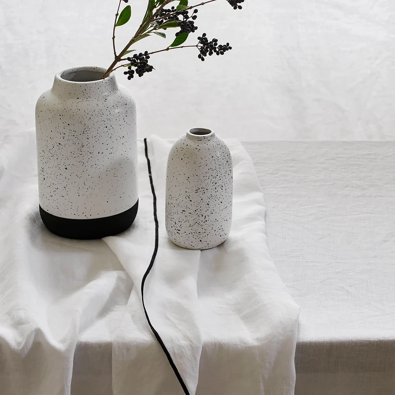 Nappe carrée CARLINA blanc pur et bourdon noir