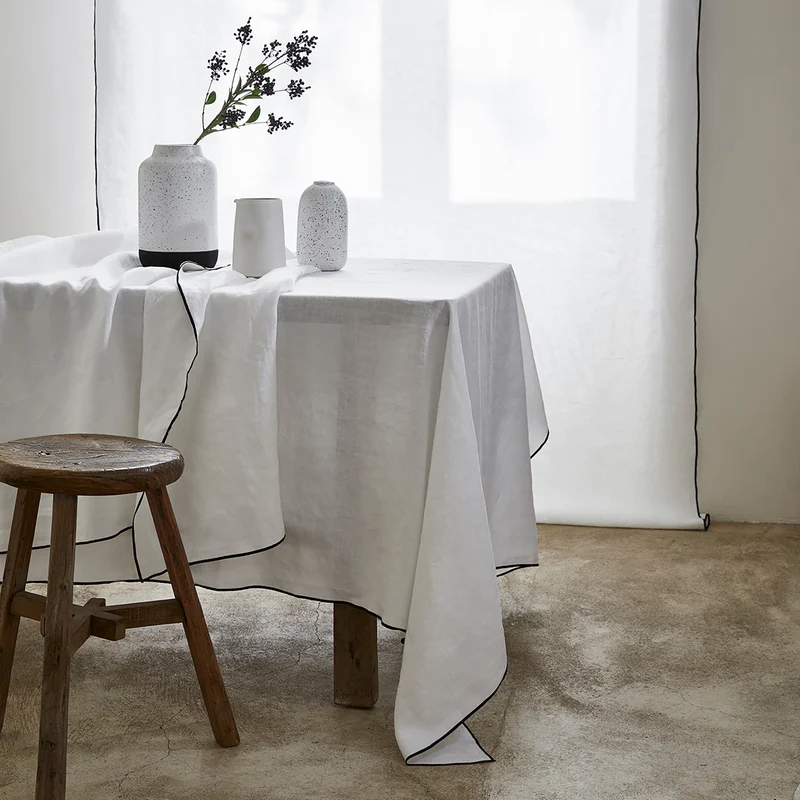 Nappe rectangulaire CARLINA blanc pur et bourdon noir