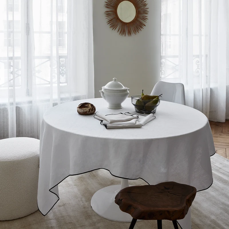 Nappe rectangulaire CARLINA blanc pur et bourdon noir