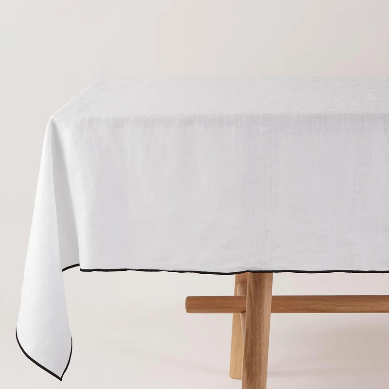 Nappe rectangulaire CARLINA blanc pur et bourdon noir