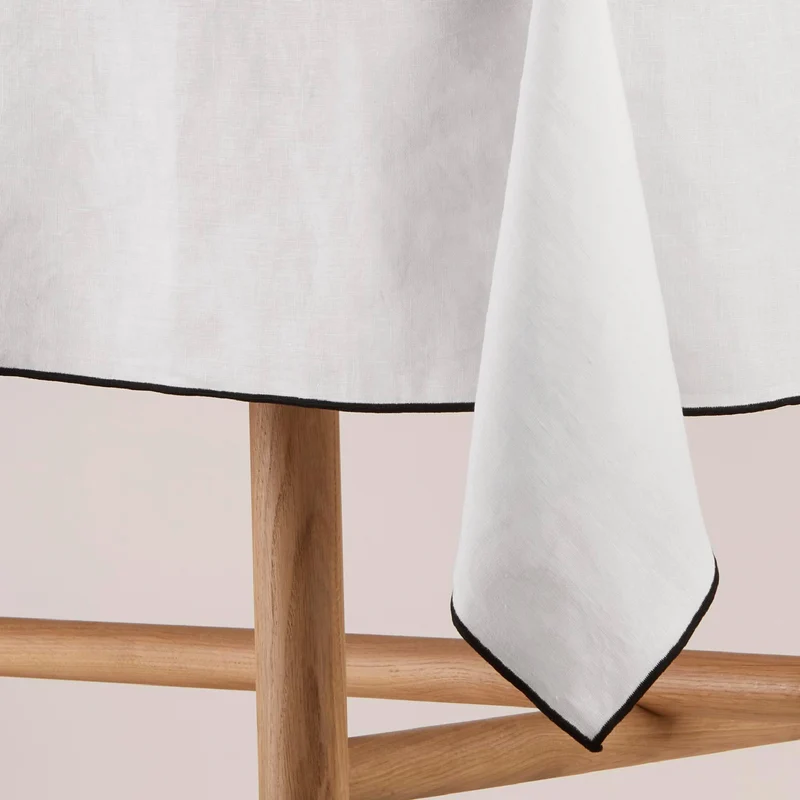 Nappe rectangulaire CARLINA blanc pur et bourdon noir