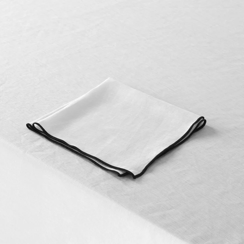 Nappe rectangulaire CARLINA blanc pur et bourdon noir