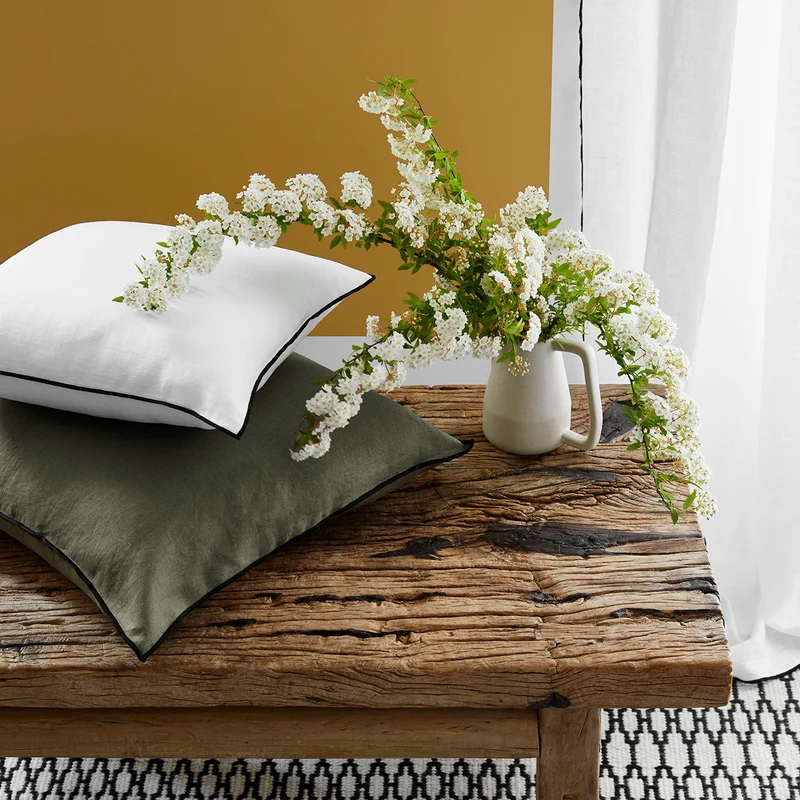 Housse de coussin CARLINA blanc pur et bourdon noir