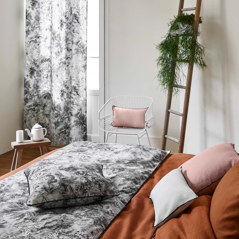 Housse de coussin CARLINA rose poudré et bourdon noir