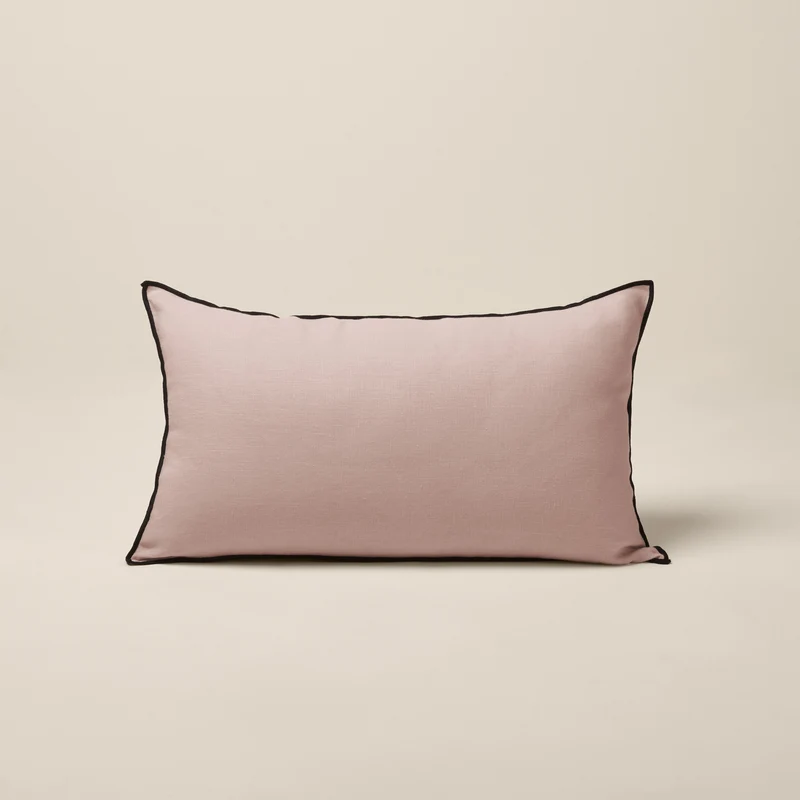 Housse de coussin CARLINA rose poudré et bourdon noir