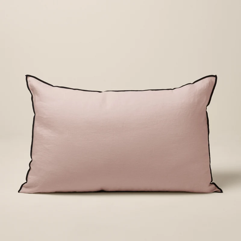 Housse de coussin CARLINA rose poudré et bourdon noir