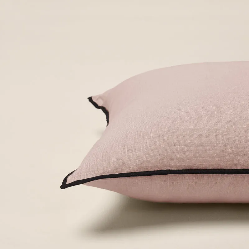 Housse de coussin CARLINA rose poudré et bourdon noir