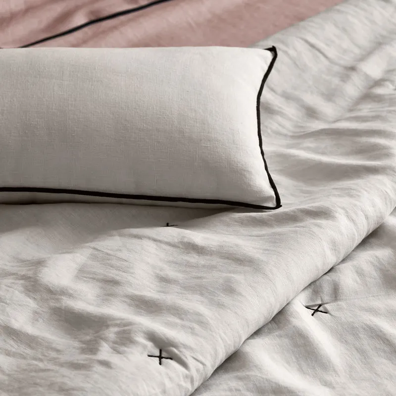Housse de coussin CARLINA calcaire et bourdon noir