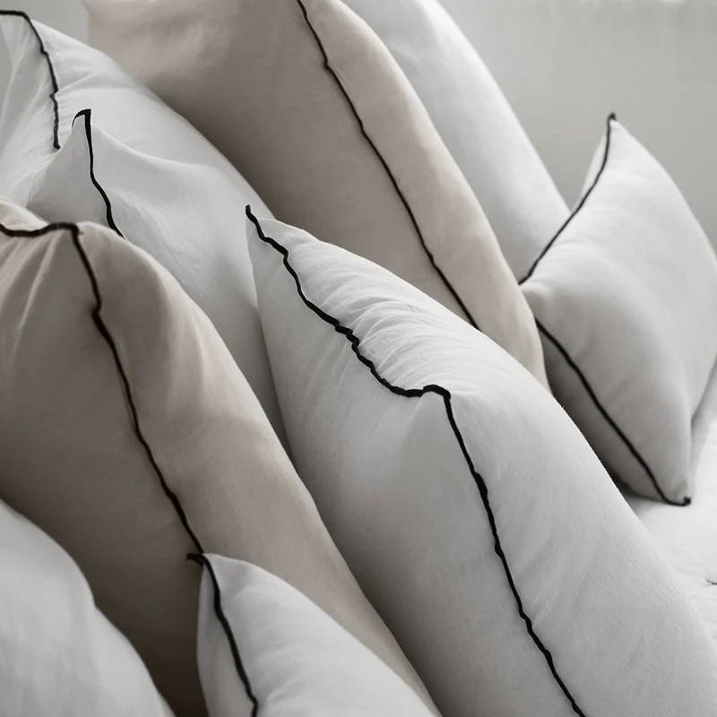 Housse de coussin CARLINA calcaire et bourdon noir