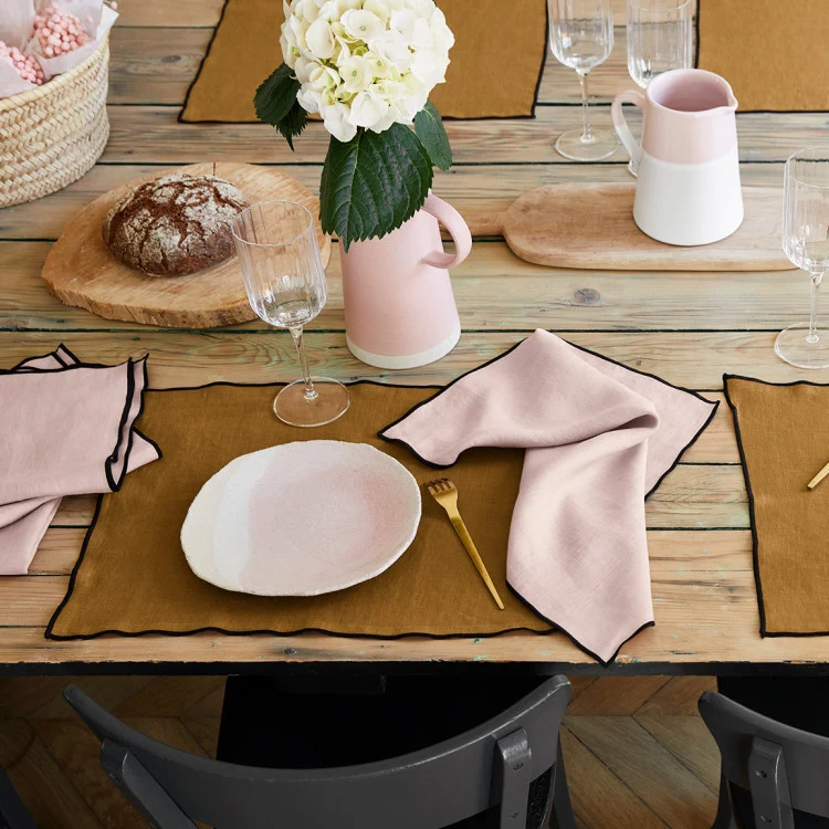 Set de table CARLINA rose poudré et bourdon noir