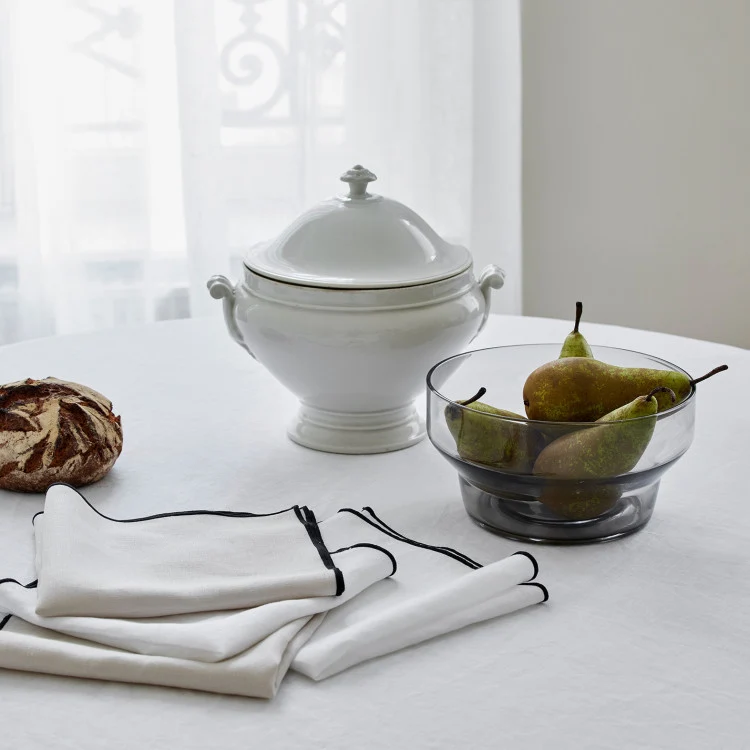 Serviette de table CARLINA blanc pur et bourdon noir