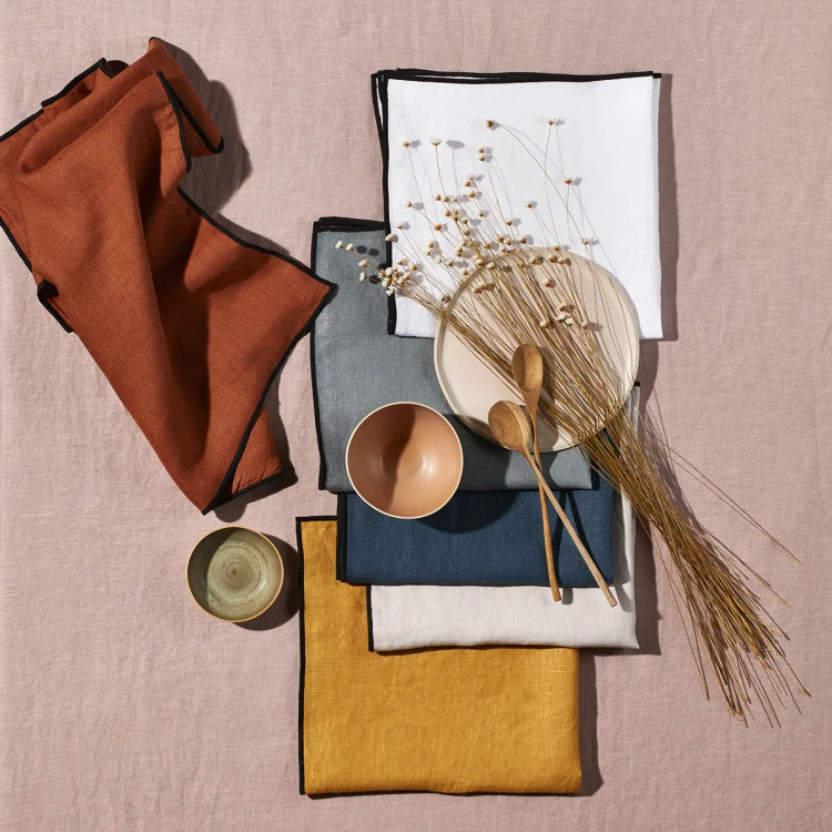 Serviette de table CARLINA blanc pur et bourdon noir