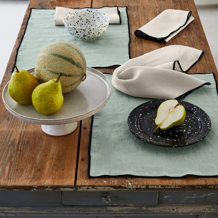 Serviette de table CARLINA calcaire et bourdon noir