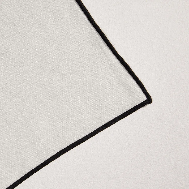 Serviette de table CARLINA calcaire et bourdon noir
