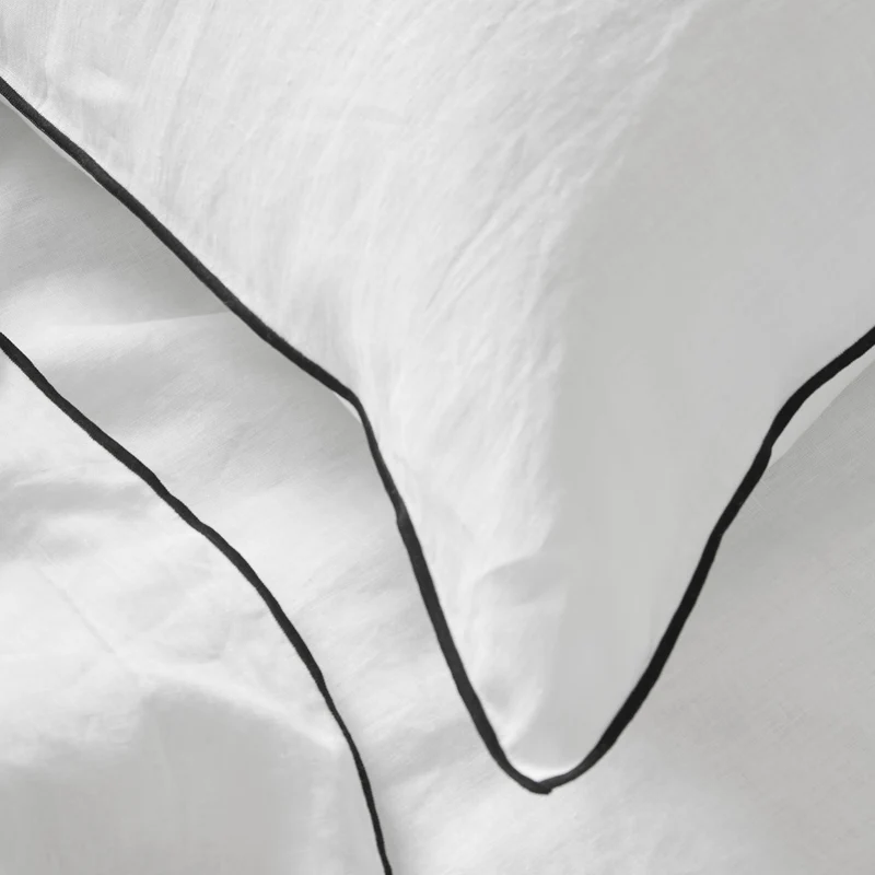 Housse de couette CARLINA blanc pur et bourdon noir