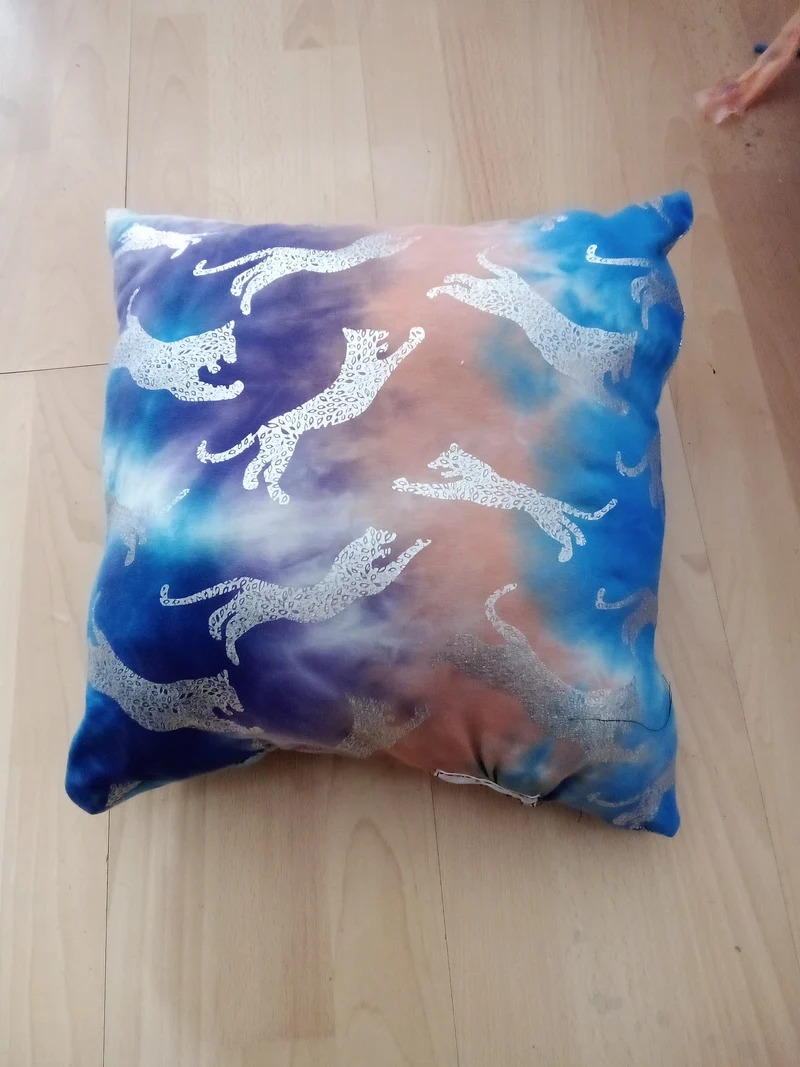 Handgemachtes Kissen mit Watercolor-Look & silbernen Leoparden
