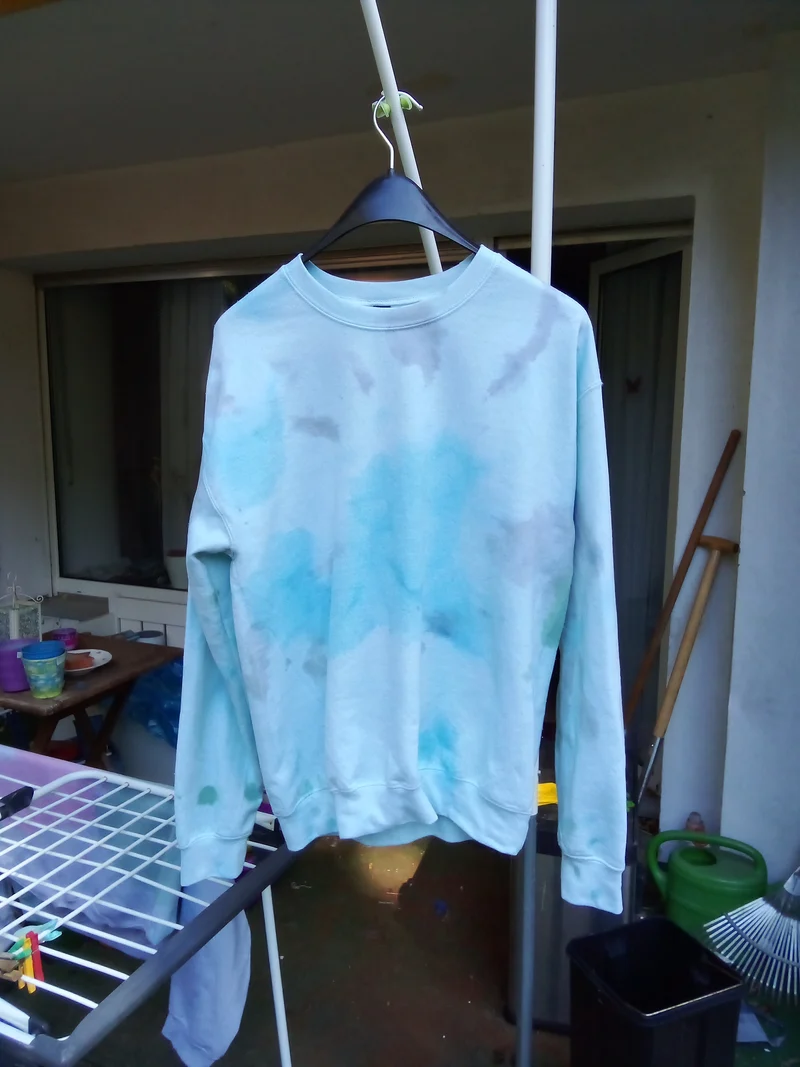Misty Vibes: Das Stormy Sky Tie-Dye Sweatshirt